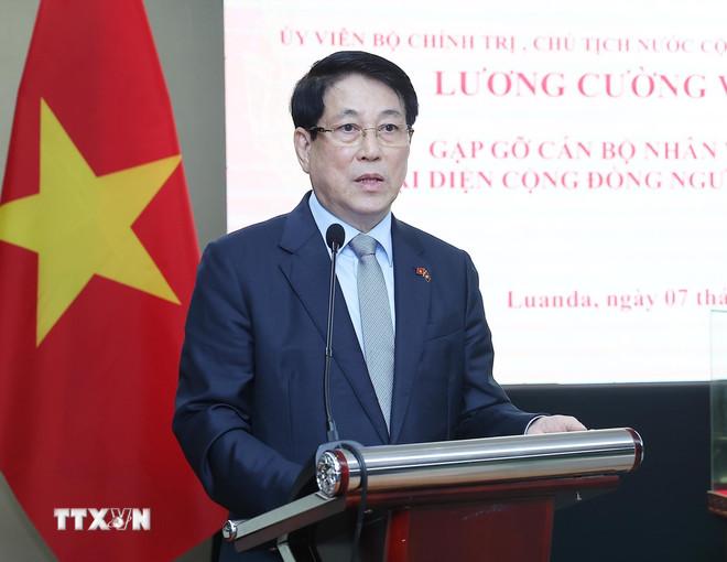 Chủ tịch nước Lương Cường nói chuyện với cán bộ, nhân viên Đại sứ quán và cộng đồng người Việt Nam tại Angola. (Ảnh: Lâm Khánh/TTXVN) ttxvn-chu-tich-nuoc-gap-go-cong-dong-nguoi-viet-nam-tai-angola-8197186.jpg