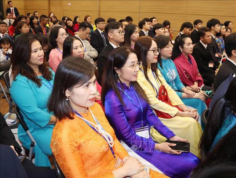 Tổng Bí thư Tô Lâm gặp gỡ cán bộ, nhân viên Đại sứ quán và cộng đồng người Việt Nam tại Hàn Quốc- Ảnh 2.