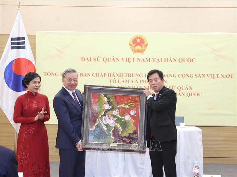 Tổng Bí thư Tô Lâm gặp gỡ cán bộ, nhân viên Đại sứ quán và cộng đồng người Việt Nam tại Hàn Quốc- Ảnh 3.