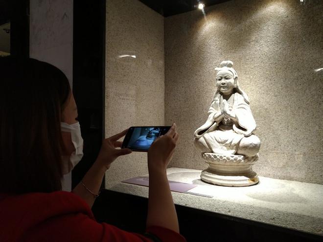 Tượng Quân Âm có niên đại từ thế kỷ 18 tại bảo tàng. (Ảnh: Minh Thu/Vietnam+) gom1.jpg
