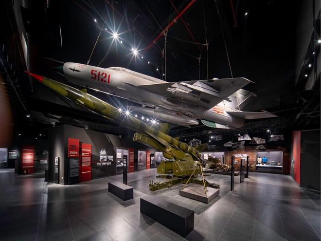Không gian trưng bày máy bay MiG21 tại bảo tàng. (Ảnh: Minh Sơn/Vietnam+) bao-tang-quan-su-viet-nam-15-1984.jpg