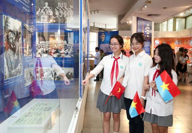 Bảo tàng ngày càng được các bạn trẻ là học sinh, sinh viên quan tâm. (Ảnh: TTXVN) trienlam0.jpg