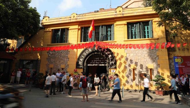 Di tích Nhà tù Hỏa Lò tấp nập đón khách. (Ảnh: TTXVN) nha-tu-hoa-lo-1.jpg