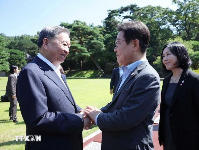 ttxvn-tong-bi-thu-to-lam-va-phu-nhan-xem-bieu-dien-nghe-thuat-truyen-thong-han-quoc-1.jpg