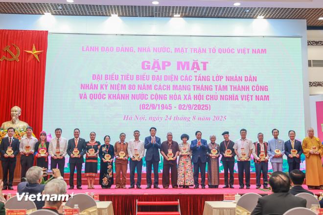 Lãnh đạo Đảng, Nhà nước đã gặp mặt 300 đại biểu tiêu biểu đến từ 34 tỉnh, thành phố đại diện các tầng lớp Nhân dân nhân kỷ niệm 80 năm Cách mạng Tháng tám và Quốc khánh 2/9. (Ảnh: Hoài Nam/Vietnam+) vnp-gap-mat.jpg