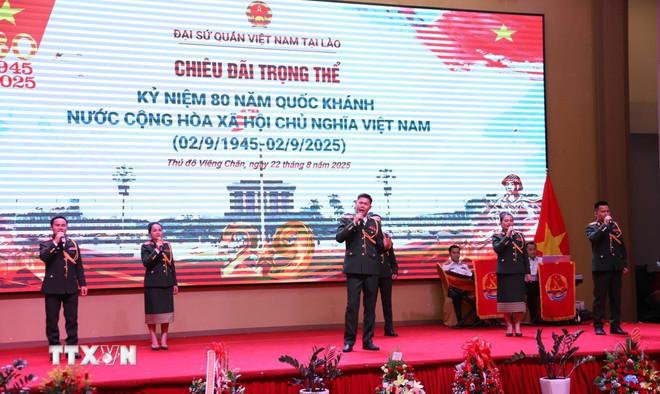Nghệ sỹ quân đội Lào hát bài hát Việt Nam thể hiện tình đoàn kết đặc biệt Việt Nam-Lào. (Ảnh: Xuân Tú/TTXVN) ttxvn-tiec-chieu-dai-quoc-khanh-tai-lao-3.jpg