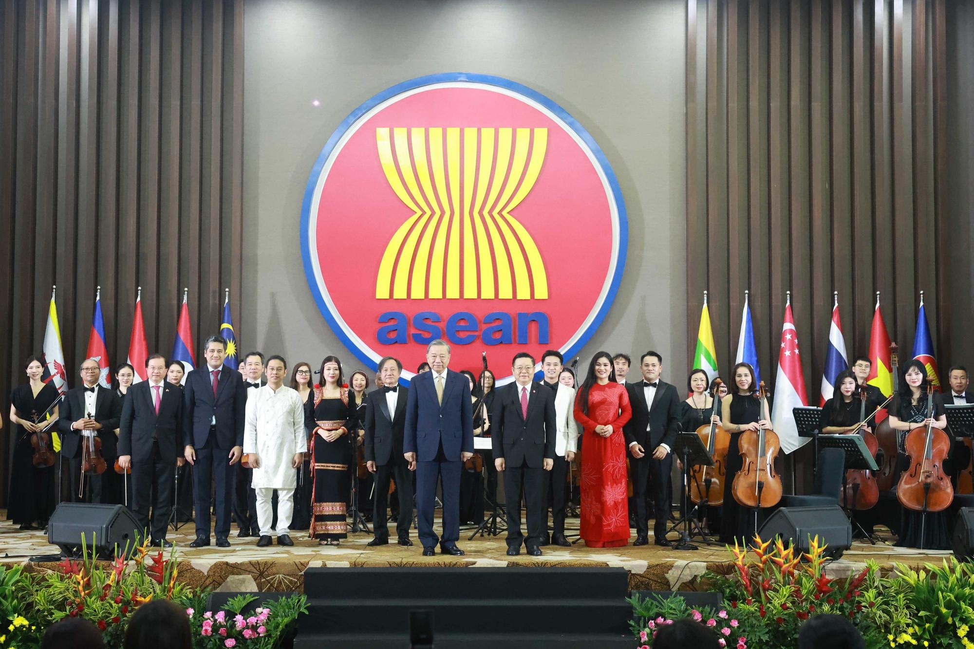 Sáng 10/3/2025, Tổng Bí thư Tô Lâm và Tổng Thư ký ASEAN Kao Kim Hourn chụp ảnh chung với đoàn nghệ thuật trình diễn tại Lễ kỷ niệm 30 năm Việt Nam gia nhập ASEAN. (Ảnh: Thống Nhất/TTXVN) vna-potal-tong-bi-thu-to-lam-va-phu-nhan-du-le-ky-niem-30-nam-viet-nam-gia-nhap-asean-7904357.jpg