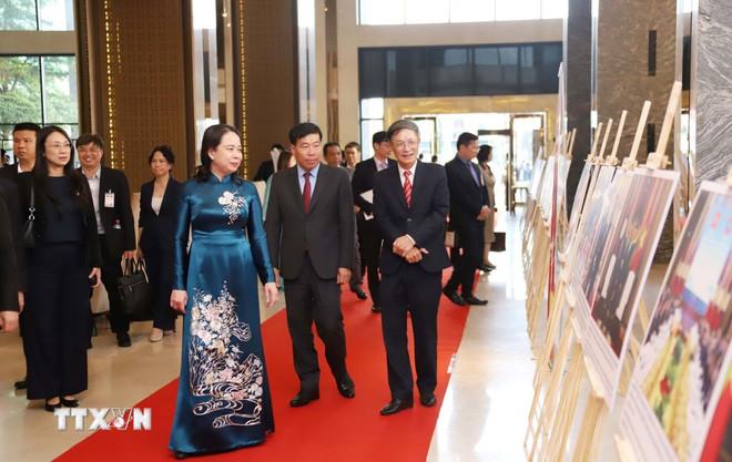 Phó Chủ tịch nước Võ Thị Ánh Xuân cùng Đại sứ Việt Nam tại Lào Nguyễn Minh Tâm tham quan triển lãm về quan hệ đặc biệt Việt Nam-Lào. (Ảnh: Xuân Tú/TTXVN) ttxvn-tiec-chieu-dai-quoc-khanh-tai-lao-1.jpg