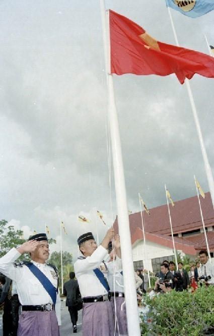 Lễ Thượng cờ Việt Nam tại Brunei khi Việt Nam chính thức gia nhập ASEAN. (Ảnh tư liệu) vna-potal-29-nam-viet-nam-gia-nhap-asean-2871995-2872024-viet-nam-dong-gop-tich-cuc-vao-su-phat-trien-va-thanh-cong-cua-asean-7504281.jpg
