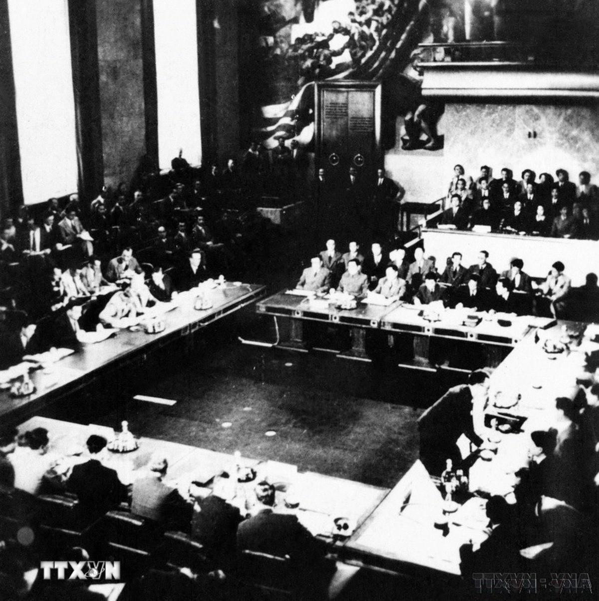 Hiệp định Geneva về đình chỉ chiến sự ở Việt Nam đã được ký kết, mở ra một trang mới trong sự nghiệp đấu tranh giải phóng dân tộc, thống nhất đất nước của nhân dân ta. (Ảnh tư liệu) ttxvn-geneva-27-2855.jpg