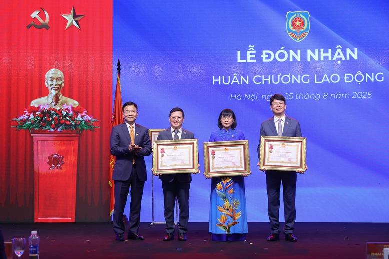 Thủ tướng: Đưa thể chế, pháp luật trở thành "đột phá của đột phá", lợi thế cạnh tranh quốc gia- Ảnh 8. Thủ tướng: Đưa thể chế, pháp luật trở thành "đột phá của đột phá", lợi thế cạnh tranh quốc gia- Ảnh 8.