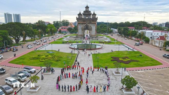 ttxvn-cong-dong-nguoi-viet-tai-lao-huong-ve-to-quoc-2.jpg