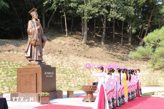 Nghi thức dâng hoa an vị Tượng đài Vua Lý Thái Tổ. (Ảnh: Khánh Vân/TTXVN) ttxvn-lang-viet-nam-5.jpg