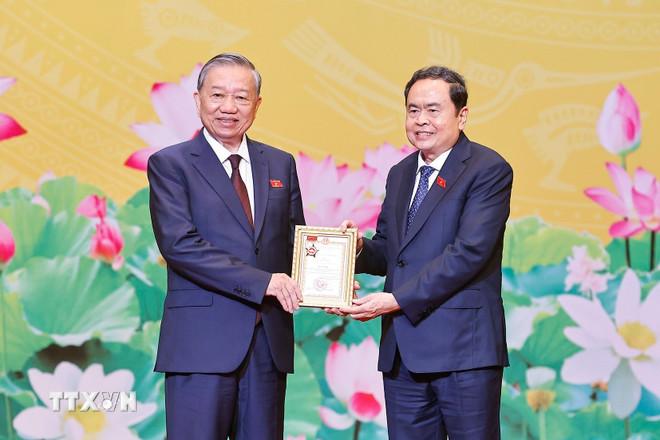 Chủ tịch Quốc hội Trần Thanh Mẫn trao Kỷ niệm chương vì sự nghiệp Quốc hội của Ủy ban Thường vụ Quốc hội tặng Tổng Bí thư Tô Lâm. (Ảnh: Doãn Tấn/TTXVN) ttxvn-tong-bi-thu-to-lam-gap-mat-cac-the-he-dai-bieu-quoc-hoi-1-7.jpg