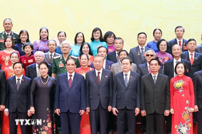 Tổng Bí thư Tô Lâm, các đồng chí lãnh đạo, nguyên lãnh đạo Đảng, Nhà nước và các đại biểu. (Ảnh: Thống Nhất/TTXVN) ttxvn-tong-bi-thu-to-lam-gap-mat-cac-the-he-dai-bieu-quoc-hoi-8237777.jpg