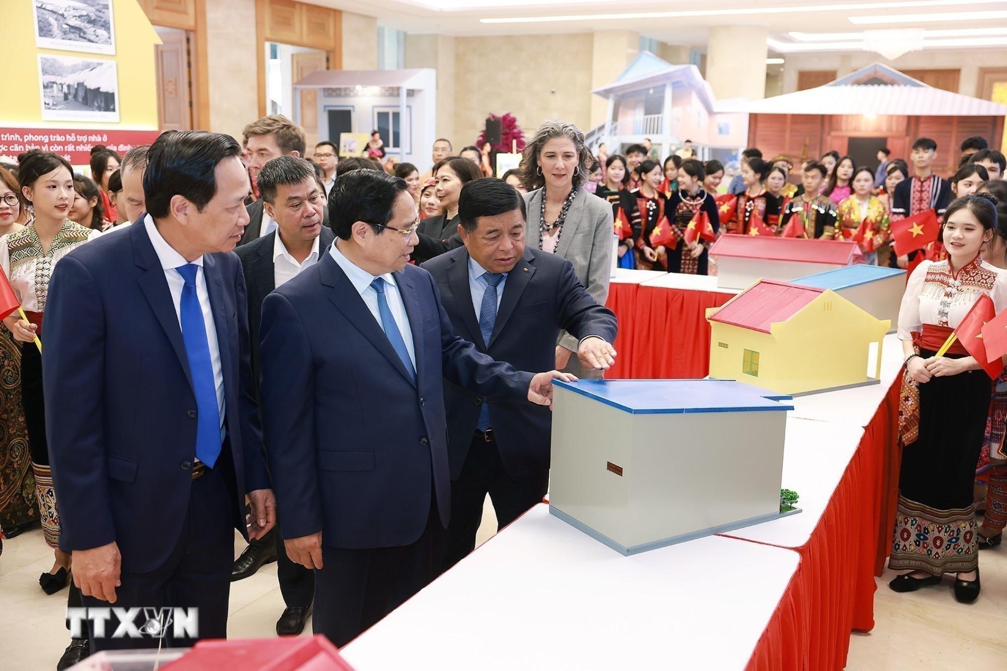 Thủ tướng Phạm Minh Chính tham quan mô hình thiết kế nhà tại các địa phương. (Ảnh: Dương Giang/TTXVN) ttxvn-thu-tuong.jpg