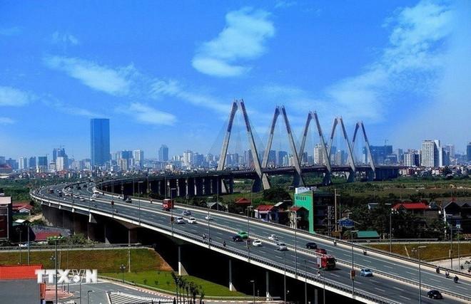 Vốn đầu tư thực hiện do địa phương quản lý là điểm sáng nổi bật nhất khi ước đạt 324,1 nghìn tỷ đồng, bằng 41,1% kế hoạch năm và tăng mạnh 29,4% so với cùng kỳ năm trước. (Ảnh: Vietnam+) ttxvn-1808-dau-tu.jpg