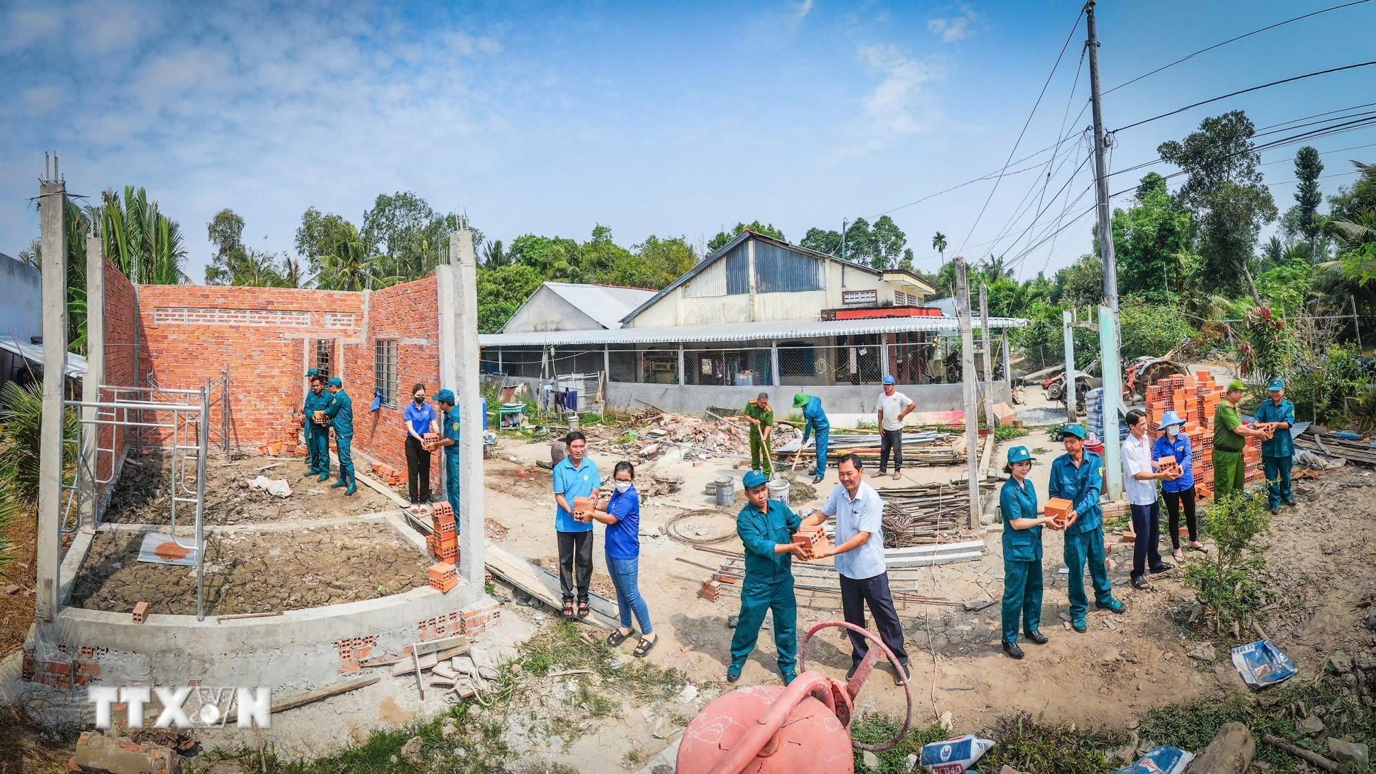 Chung sức, đoàn kết xây dựng nhà tạm, nhà dột nát. (Ảnh: Văn Sĩ/TTXVN) ttxvn-ttxv-no-luc-xoa-nha-tam.jpg