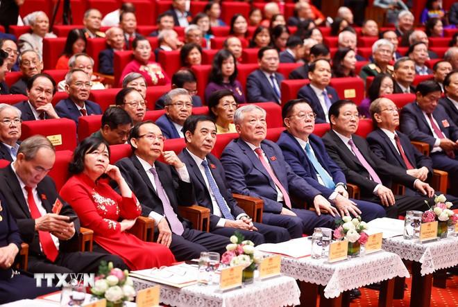 Tổng Bí thư Tô Lâm cùng các đồng chí lãnh đạo, nguyên lãnh Đảng, Nhà nước dự. (Ảnh: Doãn Tấn/TTXVN) ttxvn-tong-bi-thu-to-lam-gap-mat-cac-the-he-dai-bieu-quoc-hoi-1-5-2536.jpg