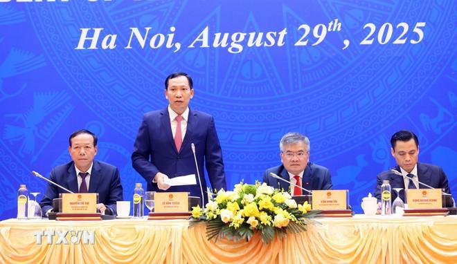 Thượng tướng Lê Văn Tuyến, Thứ trưởng Bộ Công an trả lời câu hỏi của phóng viên các cơ quan thông tấn, báo chí trong nước và quốc tế. (Ảnh: Phạm Kiên/TTXVN) ttxvn-le-van-tuyen.jpg
