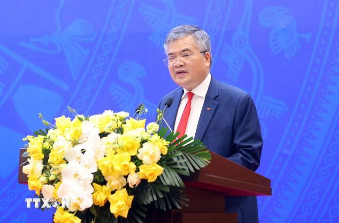 Phó Chủ nhiệm Văn phòng Chủ tịch nước Cấn Đình Tài công bố Quyết định đặc xá năm 2025 (đợt 2) của Chủ tịch nước Cộng hòa xã hội chủ nghĩa Việt Nam. (Ảnh: Phạm Kiên/TTXVN) ttxvn-can-dinh-tai.jpg