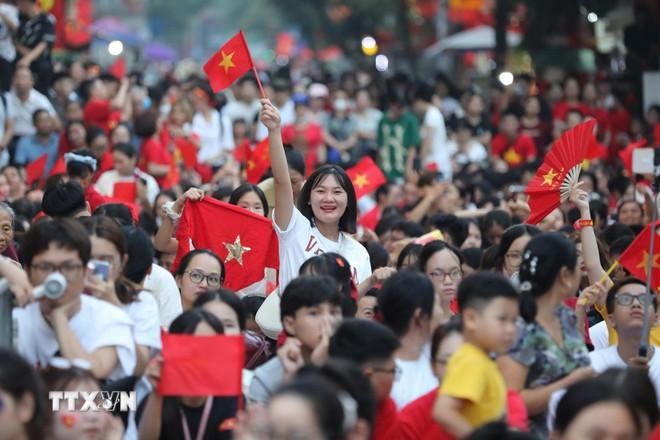 Người dân hân hoan chào đón các khối diễu binh, diễu hành. (Ảnh: Công Đạt/TTXVN) ttxvn-quoc-khanh-29.jpg