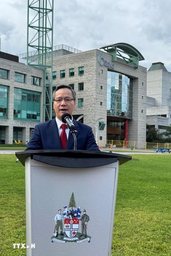 Đại sứ Việt Nam tại Canada Phạm Vinh Quang phát biểu tại buổi lễ. (Ảnh: Hà Linh/TTXVN) ttxvn-nguoi-viet-tai-canada-tu-hao-huong-ve-to-quoc-0309-3.jpg