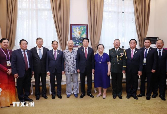 Chủ tịch nước Lương Cường với đại diện gia đình nhân sỹ hữu nghị - tướng lĩnh cách mạng, chuyên gia, cố vấn Trung Quốc từng tham gia giúp đỡ Việt Nam. (Ảnh: Lâm Khánh/TTXVN) ttxvn-0409-chu-tich-nuoc-tiep-gia-dinh-nhan-sy-trung-quoc-3.jpg