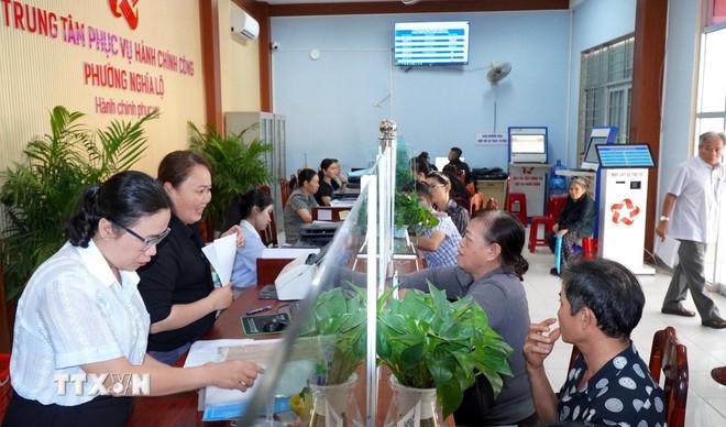 Người dân đến giải quyết thủ tục hành chính tại Trung tâm Phục vụ hành chính công phường Nghĩa Lộ. (Ảnh: Lê Phước Ngọc/TTXVN) ttxvn-phuong-nghia-lo-quang-ngai-diem-sang-xay-dung-chinh-quyen-vi-dan3.jpg