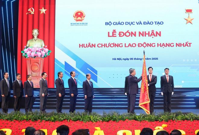 Tổng Bí thư Tô Lâm gắn Huân chương Lao động hạng Nhất lên lá cờ truyền thống của Bộ Giáo dục-Đào tạo. (Ảnh: Thống Nhất/TTXVN) 0509-tong-bi-thu-nganh-giao-duc-11.jpg