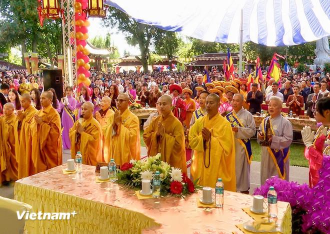 Các Chư tôn Hòa thượng, Đại đức tăng ni làm lễ Vu lan và khánh thành An vị Phật tại chùa Phúc Lâm. (Ảnh: Phương Hoa/Vietnam+) vnp-berlin2.jpg