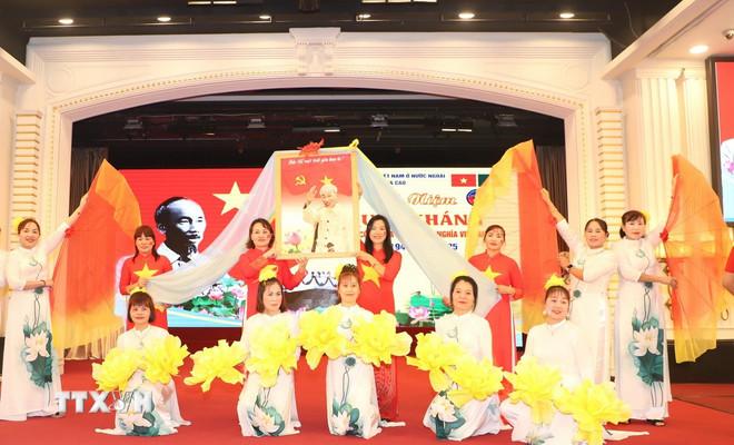 Các tiết mục văn nghệ do các thành viên Hiệp hội người Việt tại Macau biểu diễn. (Ảnh: Xuân Vịnh/TTXVN) ttxvn-quoc-khanh-tai-macau-trung-quoc-8261763.jpg