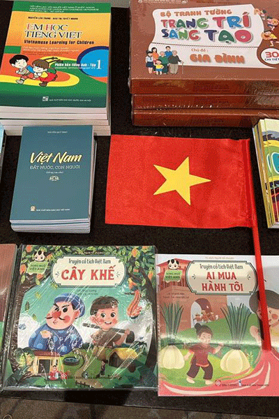 Bộ sách tiếng Việt, quà tặng của Thứ trưởng Lê Thị Thu Hằng dành tặng cho bà con cộng đồng người Việt tại Cộng hòa Síp