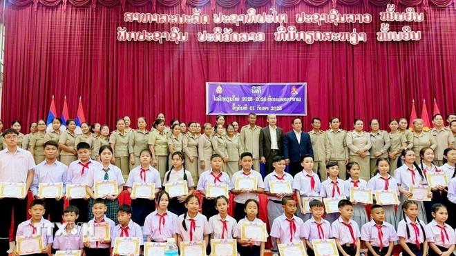 Các đại biểu tỉnh Champasak cùng thầy và trò trường Hữu nghị Lào - Việt tỉnh Champasak tại Lễ khai giảng năm học mới 2025-2026. (Ảnh: TTXVN phát) ttxvn-gin-giu-ngon-ngu-vun-dap-tinh-huu-nghi-viet-lao3.jpg