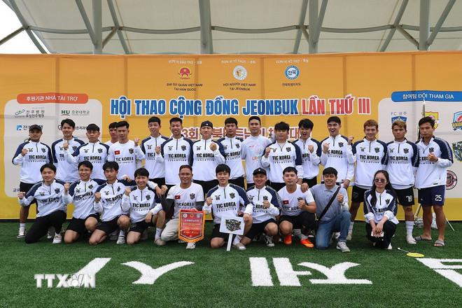 Các cầu thủ tham gia giải đấu. (Ảnh: Khánh Vân/TTXVN) ttxvn-hq-the-thao-1.jpg