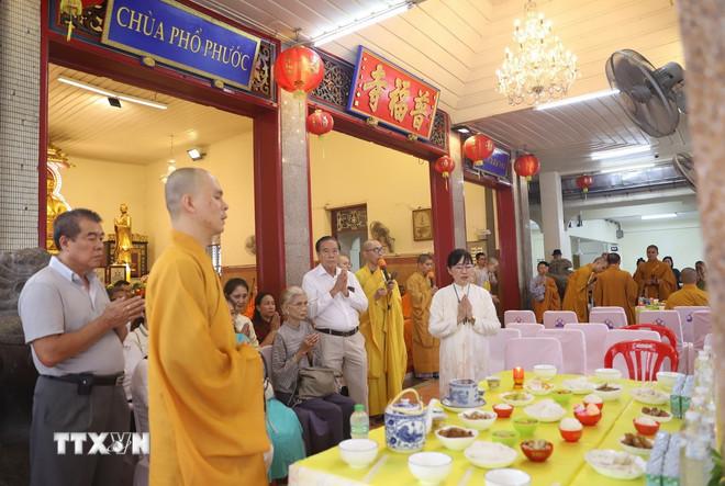 Lễ cầu an - cầu siêu là nhịp cầu tâm linh nối kết đạo lý ngàn đời với hiện tại và tương lai. (Ảnh: Đỗ Sinh/TTXVN) ttxvn-thai-lan-kieu-bao-1.jpg