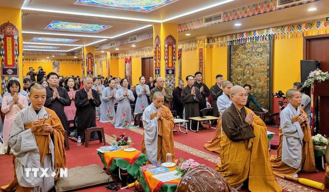 Chư tăng, phật tử, bà con cộng đồng cầu nguyện cho quốc thái dân an. (Ảnh: Trần Hải/TTXVN) ttxvn-nga-vu-lan-1.jpg