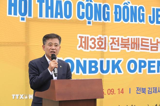 Thị trưởng thành phố Gimje - ông Jeong Seong-ju phát biểu chúc mừng sự kiện thể thao của cộng đồng người Việt Nam. (Ảnh: Khánh Vân/TTXVN) ttxvn-hq-the-thao-2.jpg