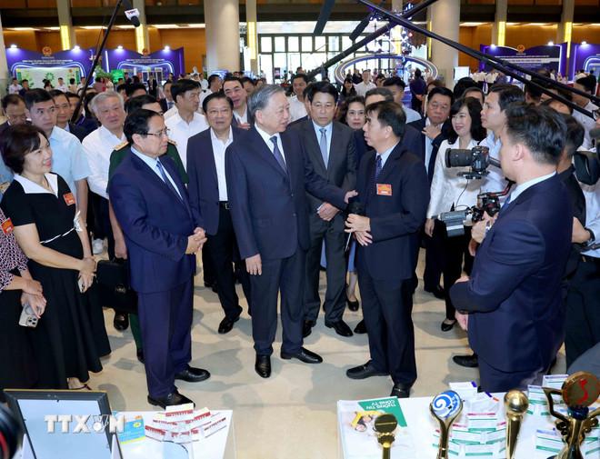 Tổng Bí thư Tô Lâm và các đồng chí Lãnh đạo Đảng, Nhà nước tham quan triển lãm “Những thành tựu nổi bật trong ngành y tế và giáo dục”. (Ảnh: Thống Nhất/TTXVN) ttxvn-hoi-nghi-toan-quoc-quan-triet-trien-khai-thuc-hien-4-nghi-quyet-cua-bo-chinh-tri-8277207-1.jpg