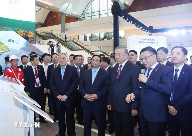 Tổng Bí thư Tô Lâm, Thủ tướng Phạm Minh Chính và các đại biểu tham quan triển lãm thành tựu khoa học, công nghệ của Tập đoàn Công nghiệp-Năng lượng quốc gia Việt Nam. (Ảnh: Quốc Khánh/TTXVN) ttxvn-50-nam-tap-doan-cong-nghiep-nang-luong-23.jpg
