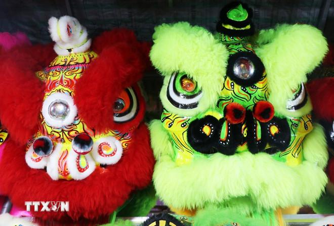 Đầu lân loại lớn và nhiều màu sắc của anh Trương Như Rem, đường Trần Hưng Đạo, phường Phú Xuân, thành phố Huế. (Ảnh: Nguyên Lý/TTXVN) ttxvn-dau-lan-trung-thu-7.jpg