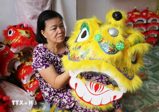 Hộ bà Trương Thị Kim Chi, phường Phú Xuân, thành phố Huế, làm đầu lân loại nhỏ để bán dịp Tết Trung Thu 2025. (Ảnh: Nguyên Lý/TTXVN) ttxvn-dau-lan-trung-thu-8.jpg