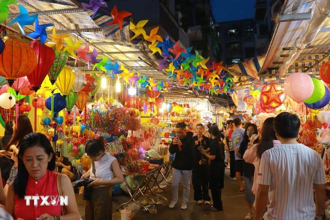 Phố lồng đèn Lương Nhữ Học (Thành phố Hồ Chí Minh) rực rỡ sắc màu. (Ảnh: Thu Hương/TTXVN) ttxvn-trung-thu7.jpg