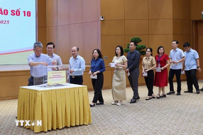 ttxvn-thu-tuong-ung-ho-bao-lu-3.jpg