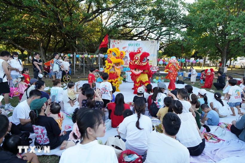 Cộng đồng người Việt tại tỉnh Okinawa (Nhật Bản) quây quần trong dịp Tết Trung Thu. (Ảnh: Phạm Tuân/TTXVN)