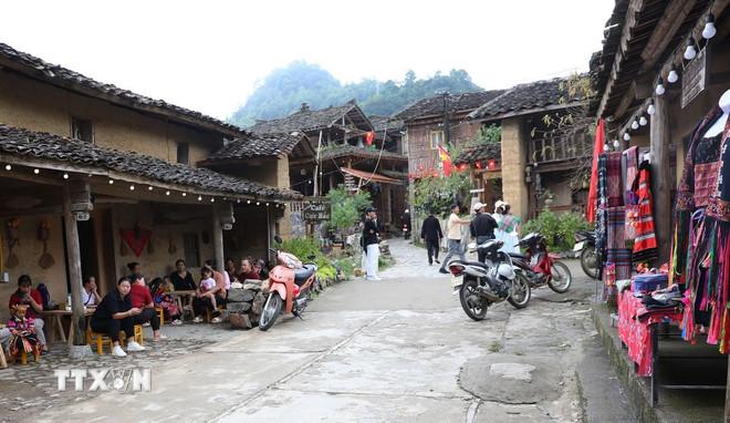 Một góc làng du lịch cộng đồng Lô Lô Chải nhộn nhịp, thu hút du khách đến tham quan, trải nghiệm. (Ảnh: Minh Tâm/TTXVN) ttxvn-0610-nha-trinh-tuong-nguoi-lo-lo-2.jpg