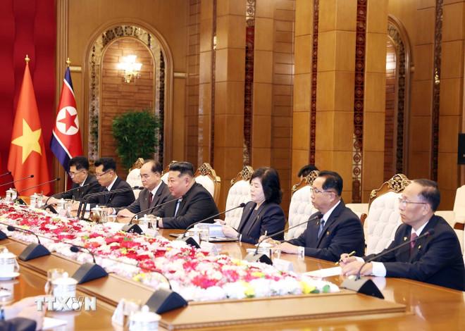 Tổng Bí thư, Chủ tịch Quốc vụ CHDCND Triều Tiên Kim Jong Un và Đoàn cấp cao Triều Tiên tại cuộc hội đàm với Tổng Bí thư Tô Lâm. (Ảnh: Thống Nhất/TTXVN) ttxvn-tong-bi-thu-to-lam-hoi-dam-voi-tong-bi-thu-chu-tich-quoc-vu-chdcnd-trieu-tien-kim-jong-un-2.jpg