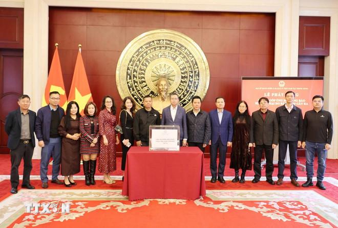 Nhân viên Đại sứ quán, các cơ quan bên cạnh Đại sứ quán và đại diện cộng đồng Việt Nam tại Bắc Kinh tham gia quyên góp, ủng hộ đồng bào bị lũ lụt. (Ảnh: Công Tuyên/TTXVN) ttxvn-trung-quoc-ung-ho-2.jpg