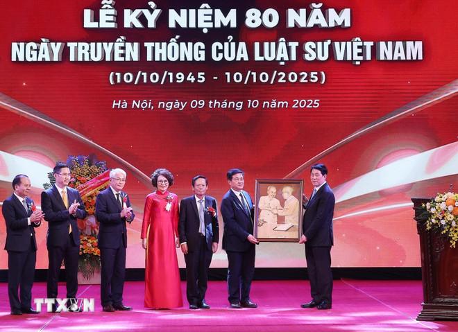 Chủ tịch nước Lương Cường tặng Liên đoàn Luật sư Việt Nam bức ảnh Bác Hồ và Bác Tôn. (Ảnh: Lâm Khánh/TTXVN) ttxvn-chu-tich-nuoc-ngay-truyen-thong-luat-su-8.jpg