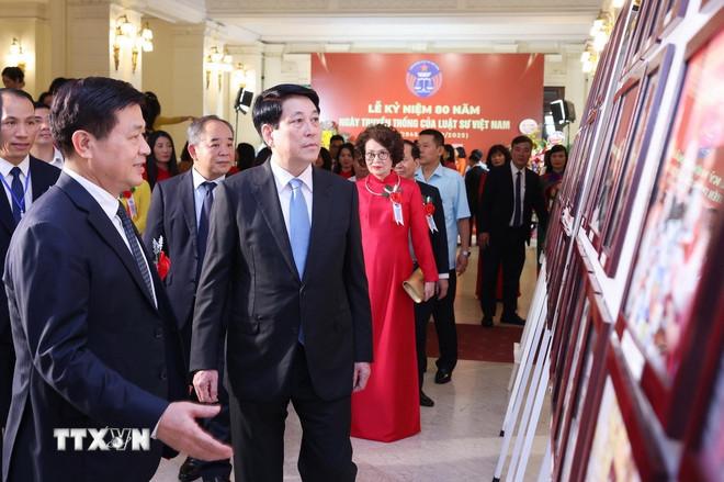Chủ tịch nước Lương Cường xem trưng bày ảnh 80 năm Luật sư Việt Nam. (Ảnh: Lâm Khánh/TTXVN) ttxvn-chu-tich-nuoc-ngay-truyen-thong-luat-su-2.jpg